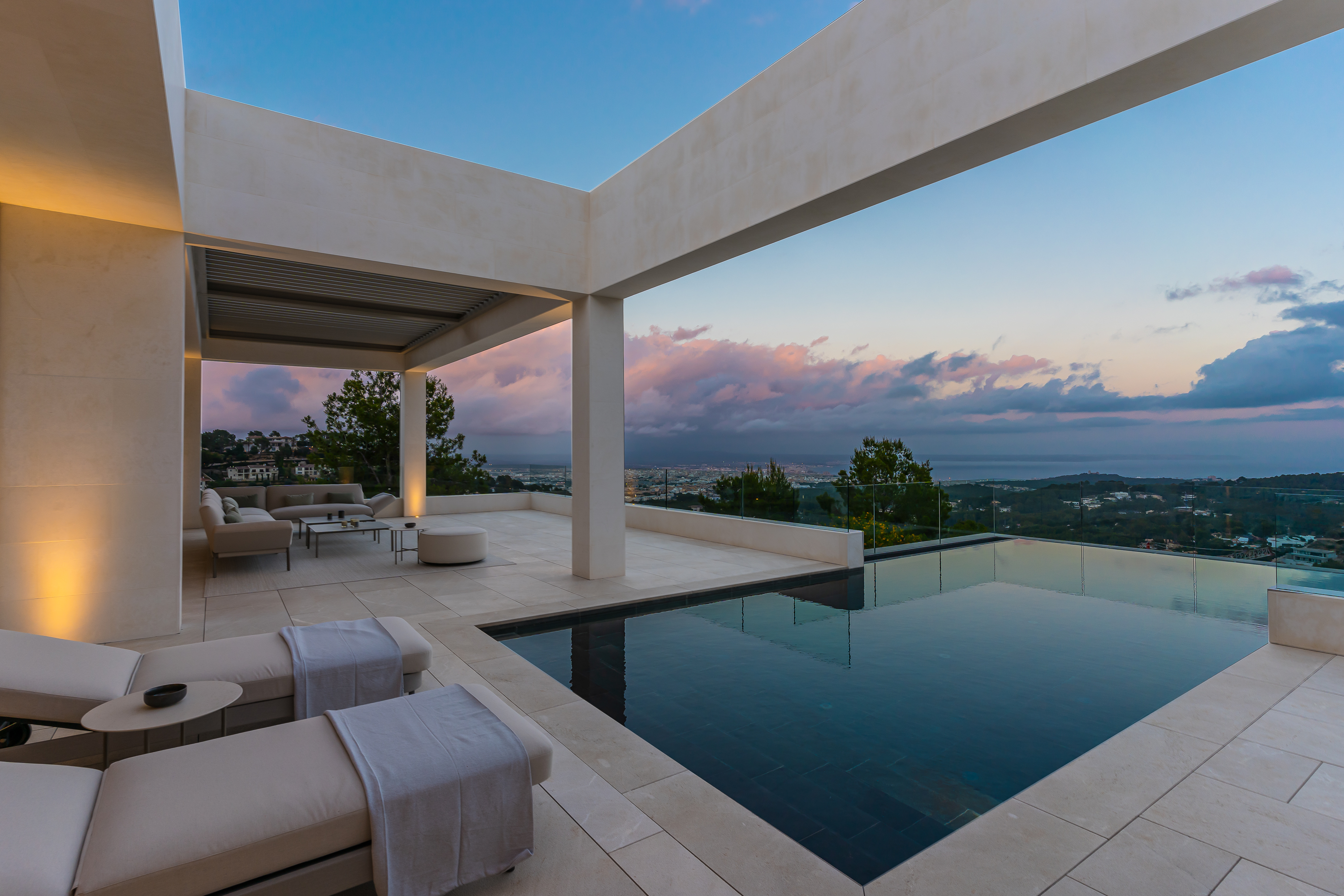 Time of the year has an impact on the real estate market, with distinct trends emerging throughout the year. 