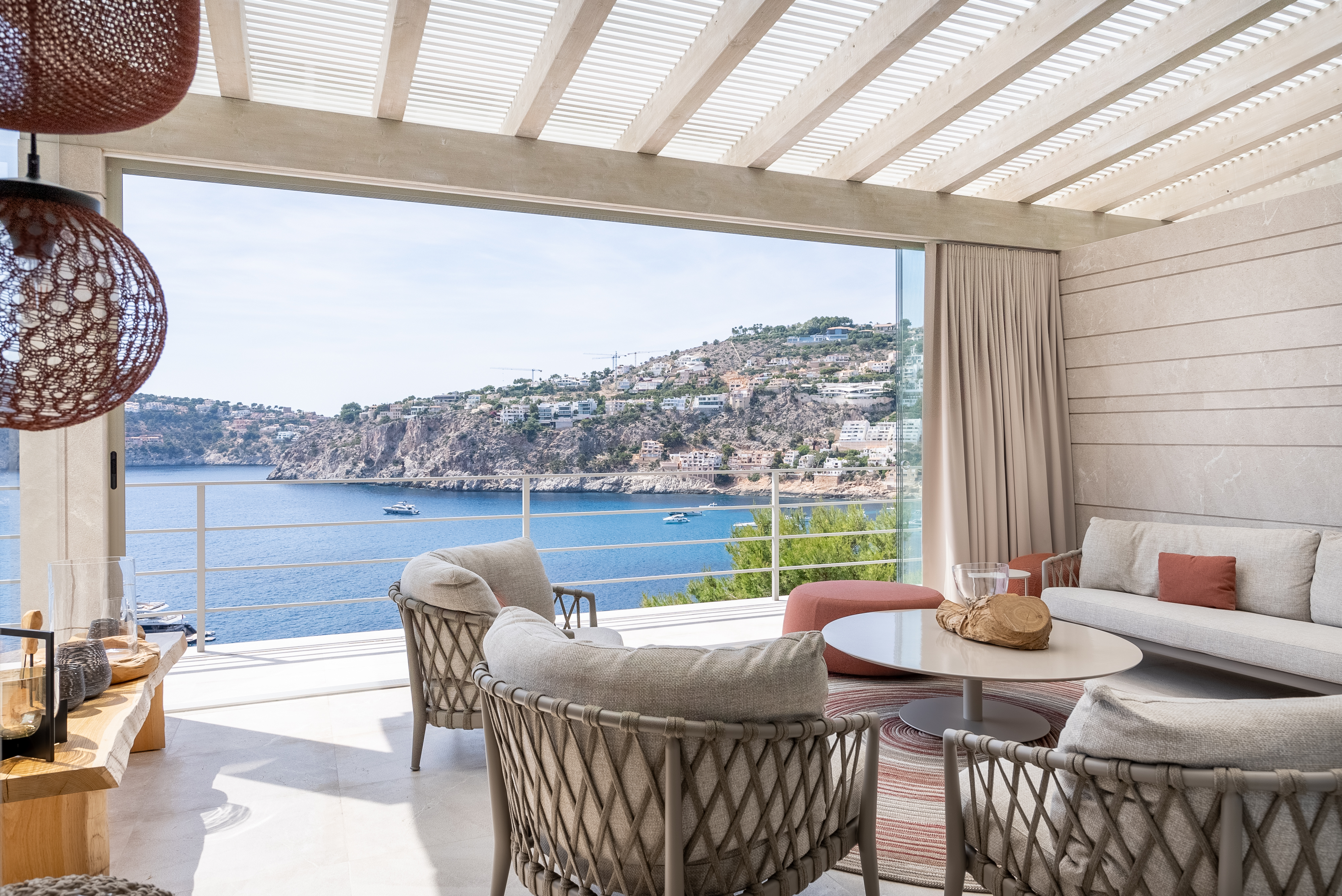 Beim Verkauf eines Hauses ist ein effektives Marketing von größter Bedeutung. Immobilienmakler sollten über eine solide Marketingstrategie verfügen, die professionelle Fotografie, Videografie, Beratung bei der Inszenierung, Online-Angebote und gezielte Werbung umfasst. 