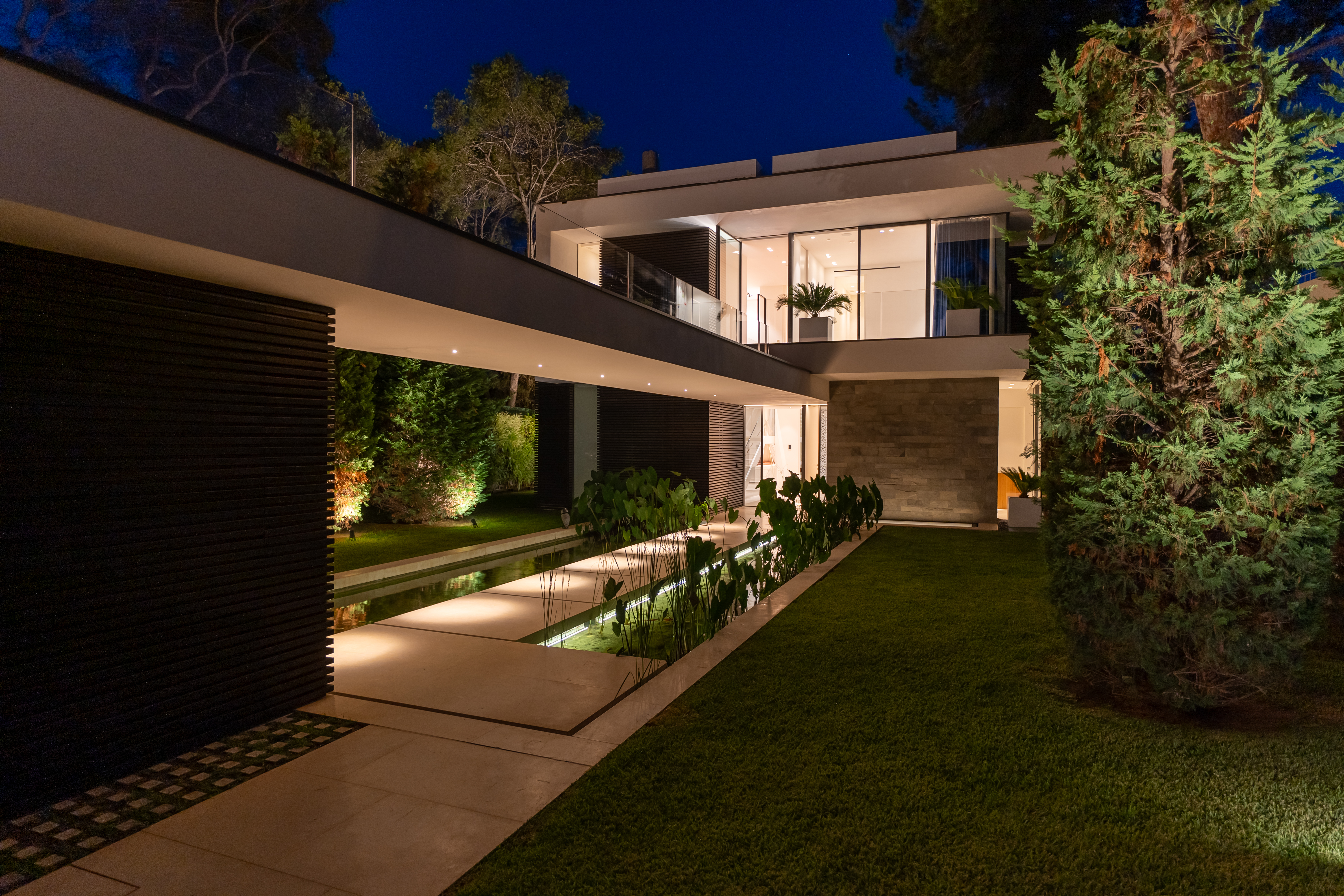 Beim Verkauf eines Hauses ist ein effektives Marketing von größter Bedeutung. Immobilienmakler sollten über eine solide Marketingstrategie verfügen, die professionelle Fotografie, Videografie, Beratung bei der Inszenierung, Online-Angebote und gezielte Werbung umfasst. 