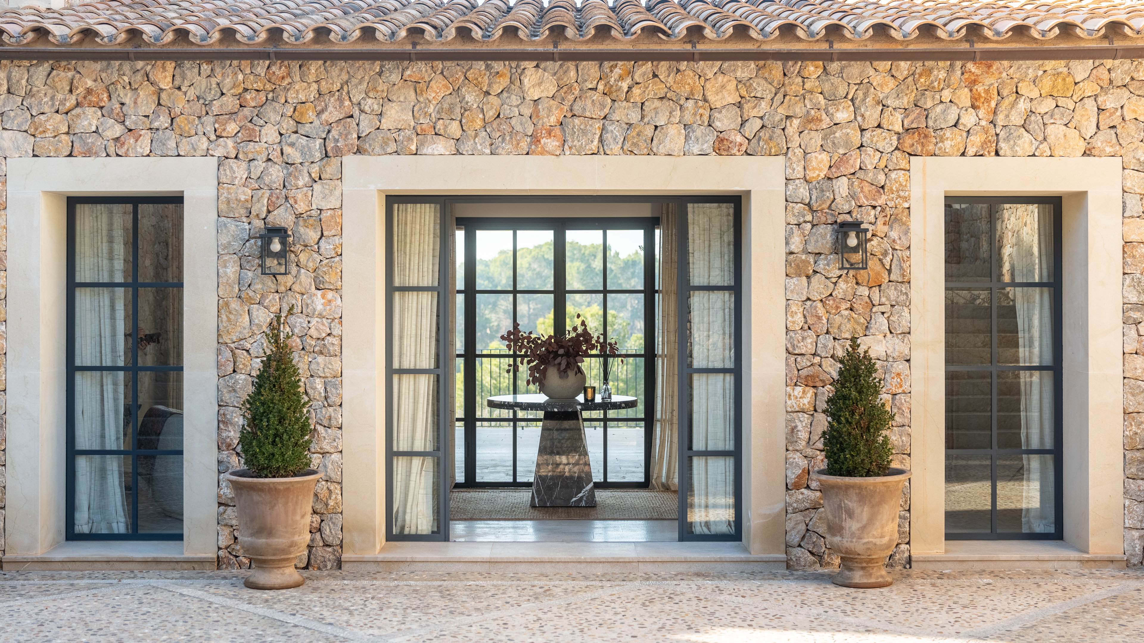 Einer der wichtigsten Faktoren, die den Zeitpunkt eines Hauskaufs beeinflussen, sind die Marktbedingungen, einschließlich der Zinssätze, der Immobilienpreise und der Dynamik zwischen Käufer und Verkäufer.