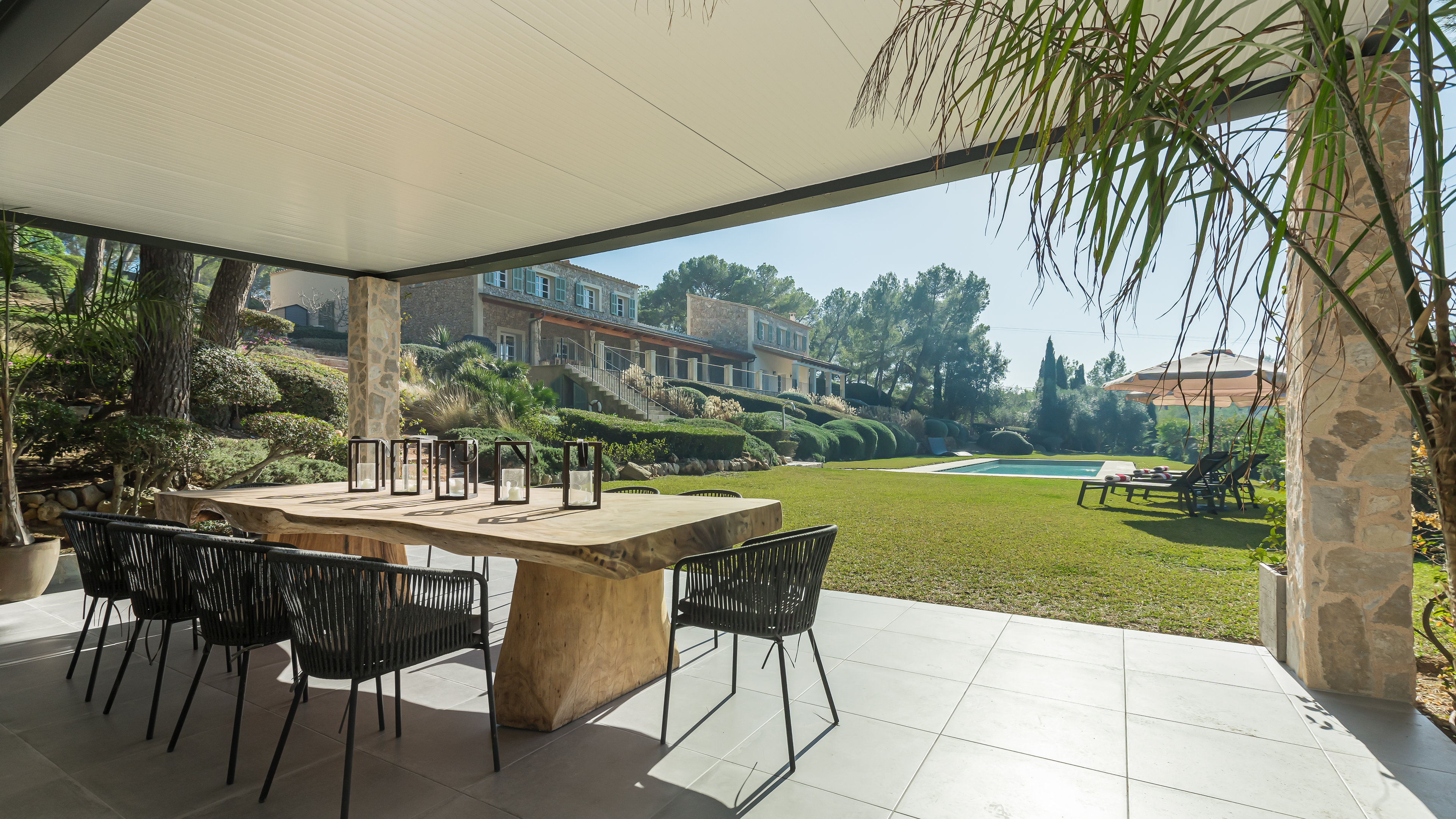 Einer der wichtigsten Faktoren, die den Zeitpunkt eines Hauskaufs beeinflussen, sind die Marktbedingungen, einschließlich der Zinssätze, der Immobilienpreise und der Dynamik zwischen Käufer und Verkäufer.