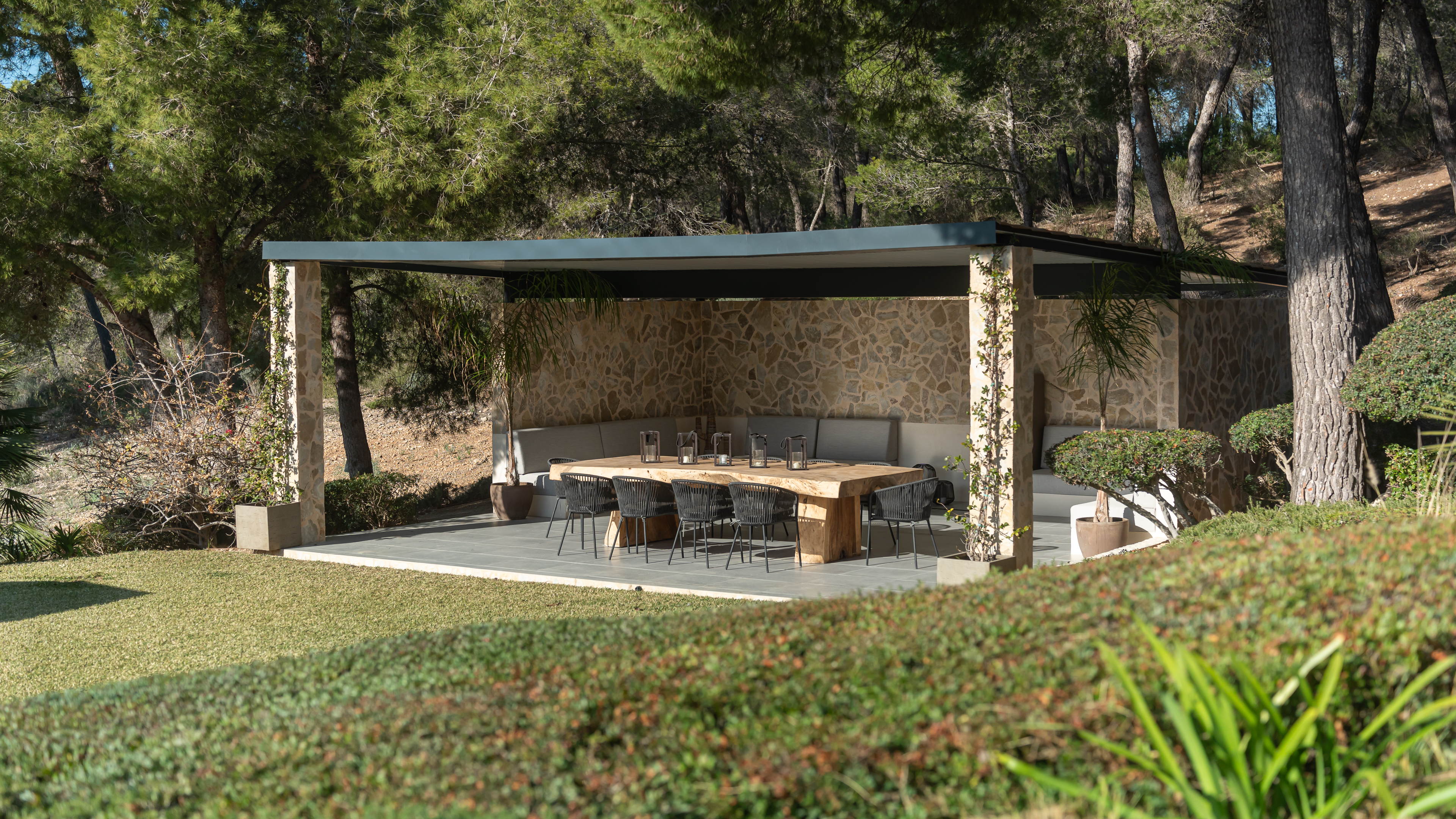 Einer der wichtigsten Faktoren, die den Zeitpunkt eines Hauskaufs beeinflussen, sind die Marktbedingungen, einschließlich der Zinssätze, der Immobilienpreise und der Dynamik zwischen Käufer und Verkäufer.