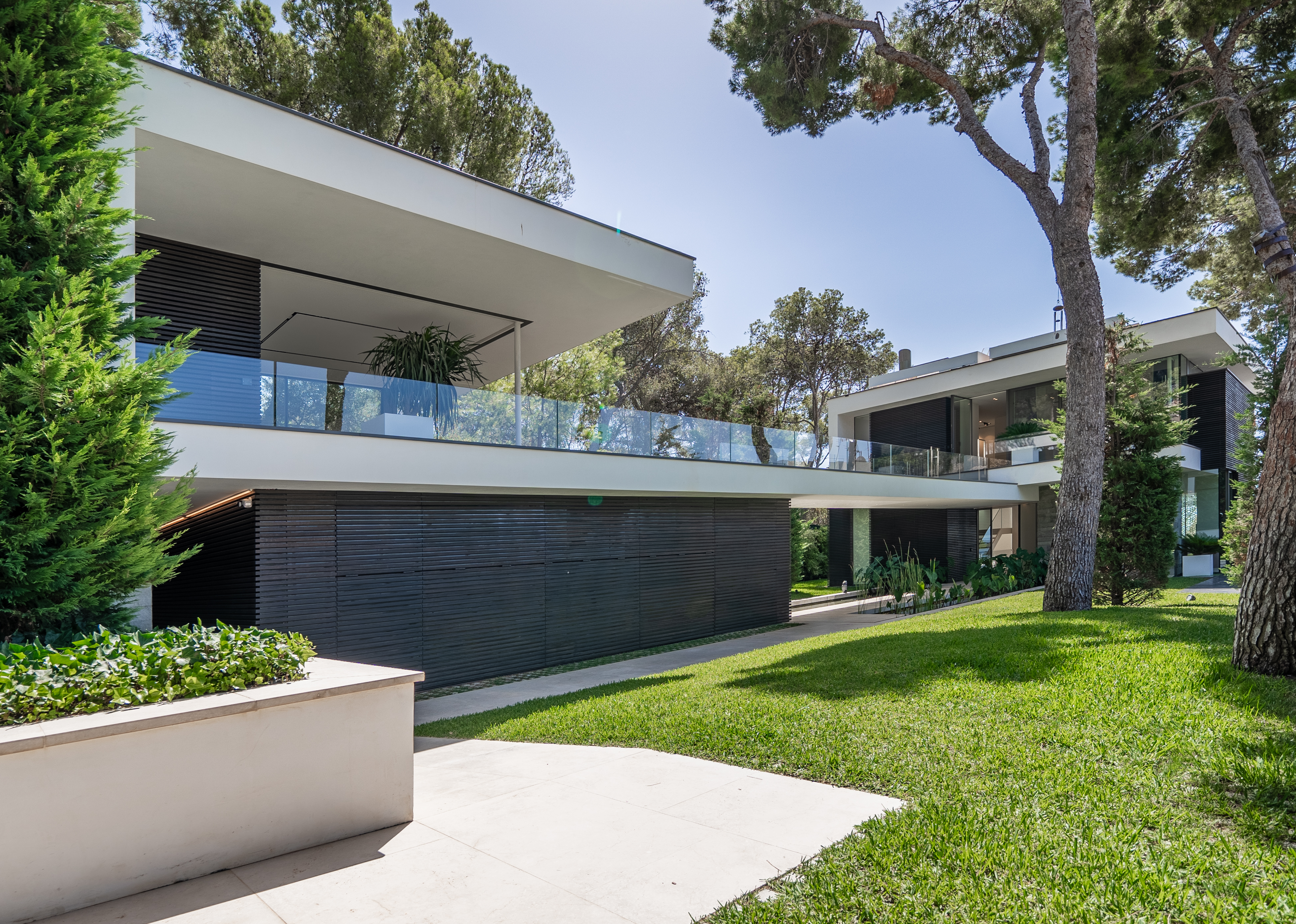 Einer der wichtigsten Faktoren, die den Zeitpunkt eines Hauskaufs beeinflussen, sind die Marktbedingungen, einschließlich der Zinssätze, der Immobilienpreise und der Dynamik zwischen Käufer und Verkäufer.