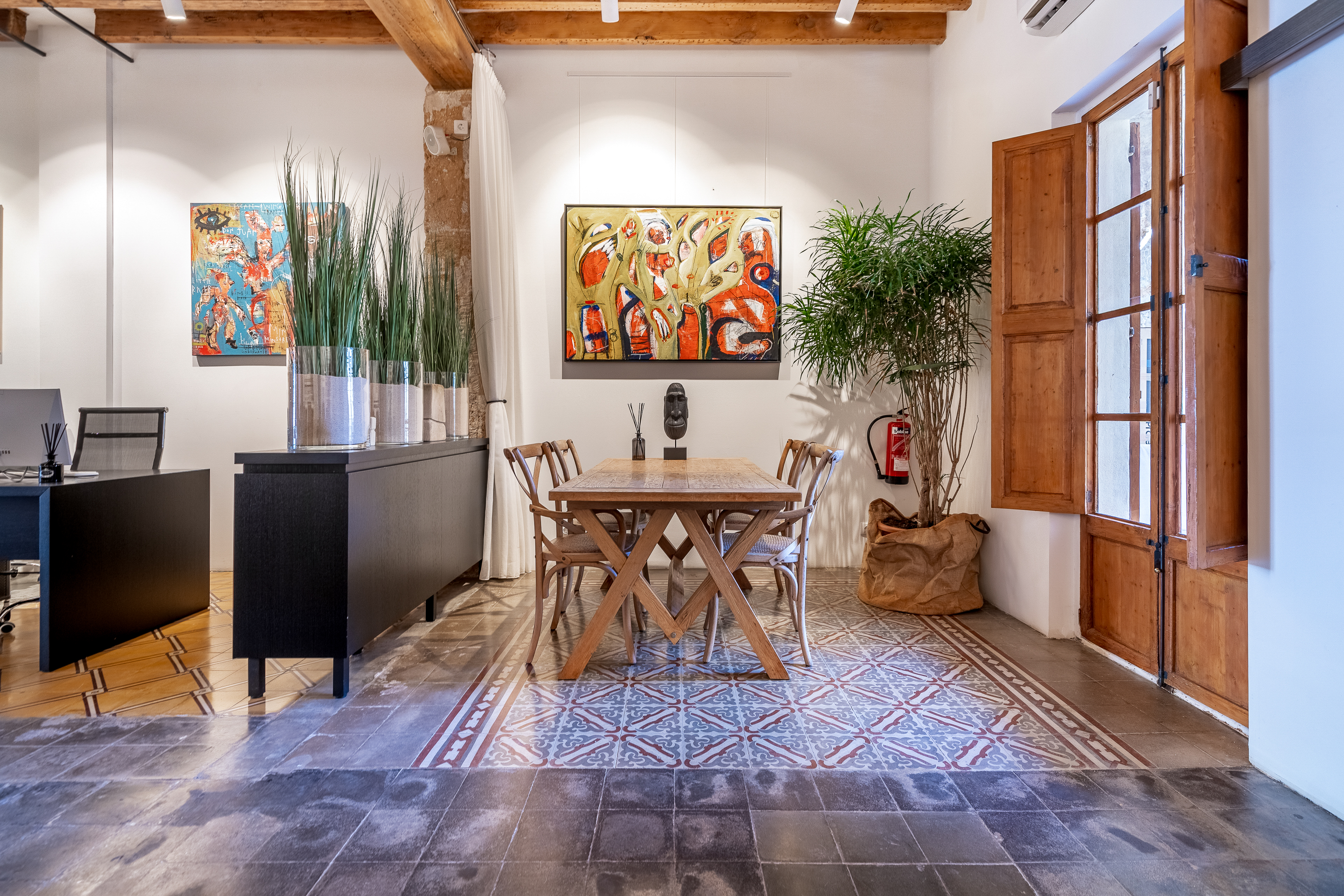 Uno de los principales factores que influyen en el momento de comprar una vivienda son las condiciones del mercado, incluidos los tipos de interés, los precios de la vivienda y la dinámica comprador/vendedor.