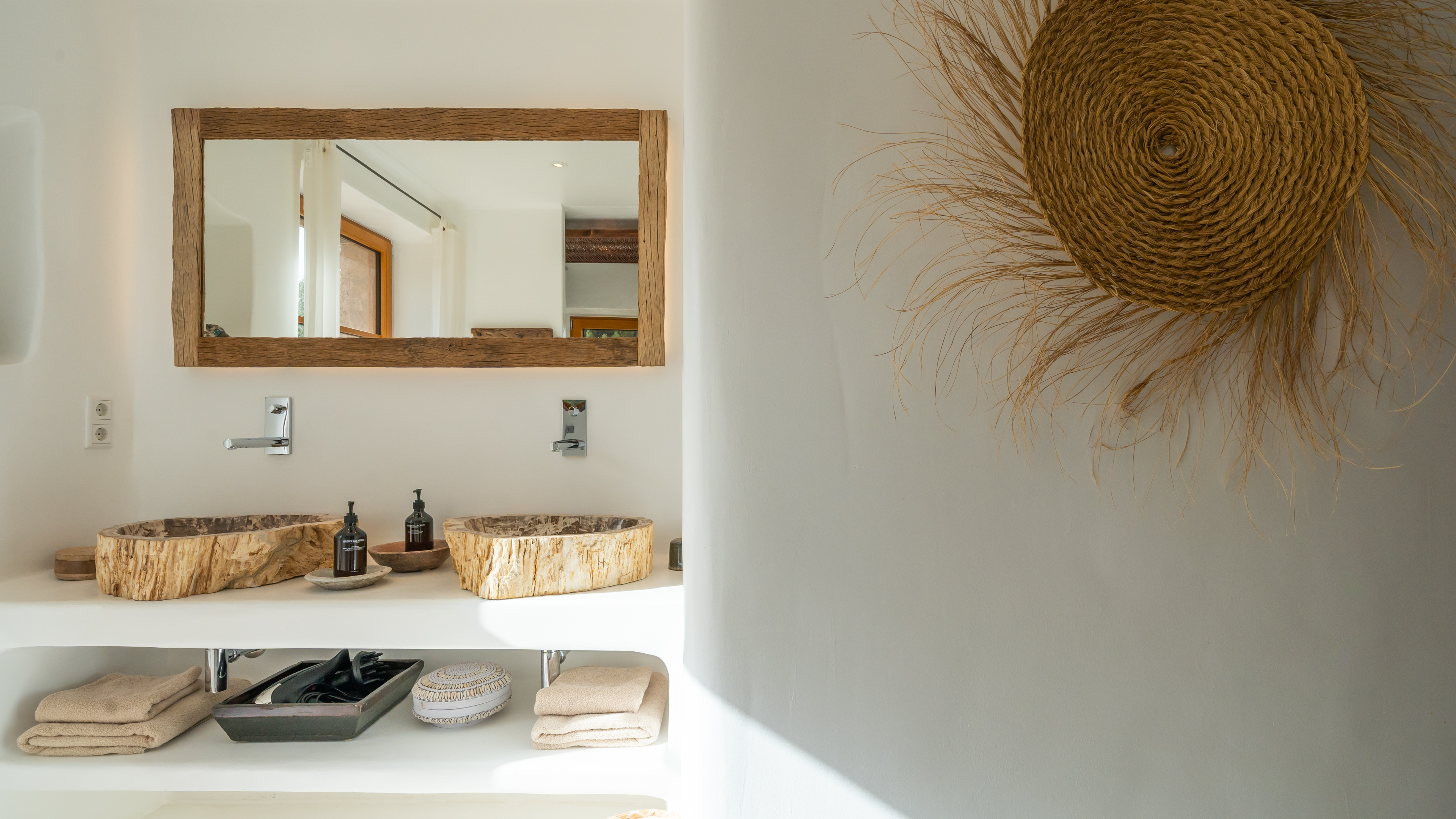 En av de viktigaste faktorerna som påverkar tidpunkten för ett bostadsköp är marknadsförhållandena, inklusive räntor, bostadspriser och dynamiken mellan köpare och säljare.