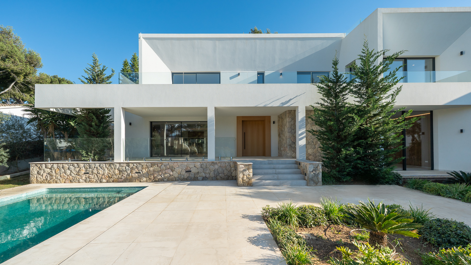 Einer der wichtigsten Faktoren, die den Zeitpunkt eines Hauskaufs beeinflussen, sind die Marktbedingungen, einschließlich der Zinssätze, der Immobilienpreise und der Dynamik zwischen Käufer und Verkäufer.