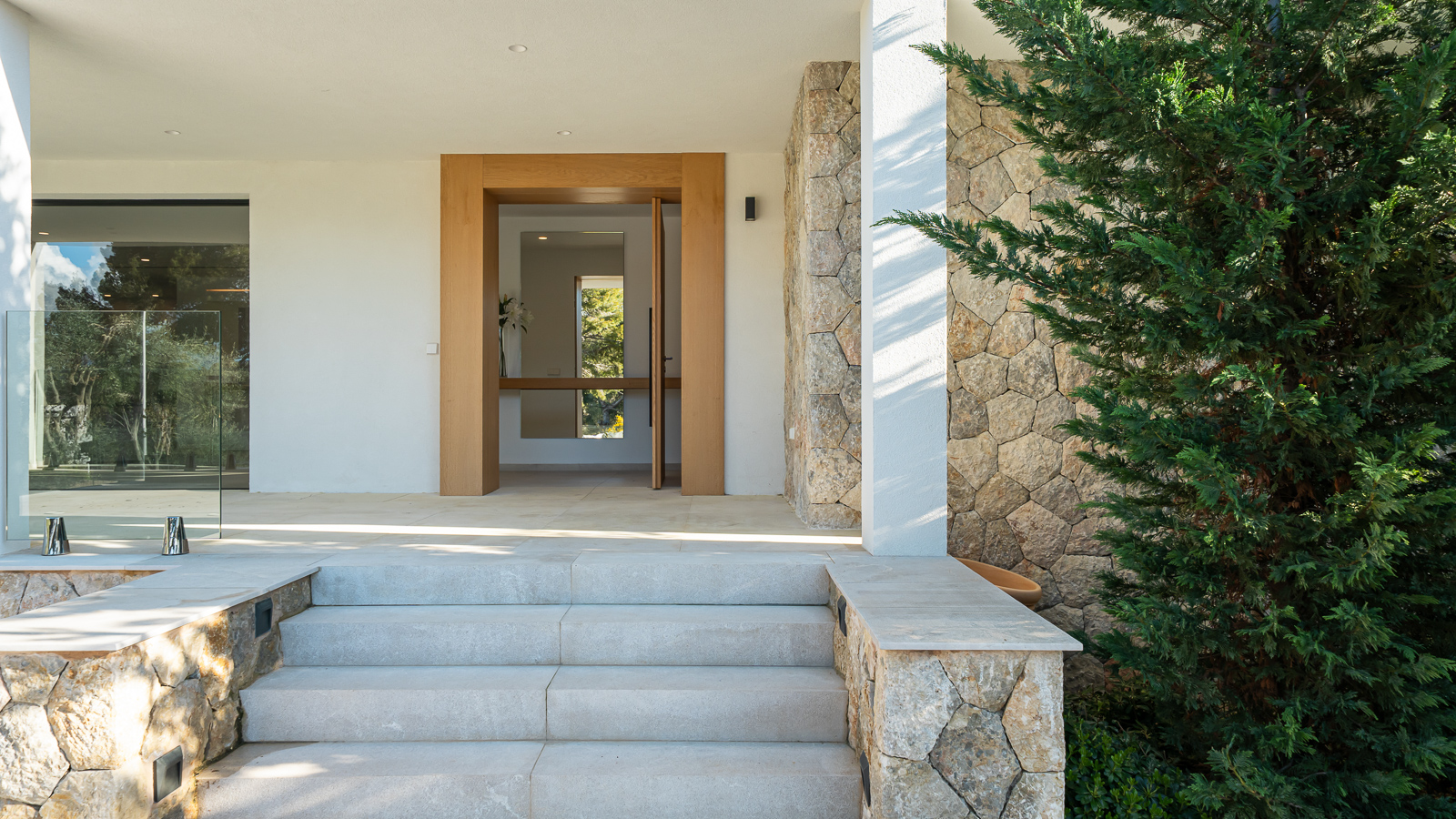 Einer der wichtigsten Faktoren, die den Zeitpunkt eines Hauskaufs beeinflussen, sind die Marktbedingungen, einschließlich der Zinssätze, der Immobilienpreise und der Dynamik zwischen Käufer und Verkäufer.