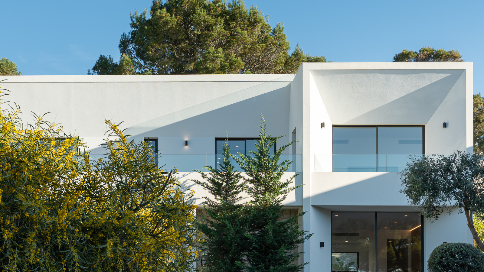 Einer der wichtigsten Faktoren, die den Zeitpunkt eines Hauskaufs beeinflussen, sind die Marktbedingungen, einschließlich der Zinssätze, der Immobilienpreise und der Dynamik zwischen Käufer und Verkäufer.